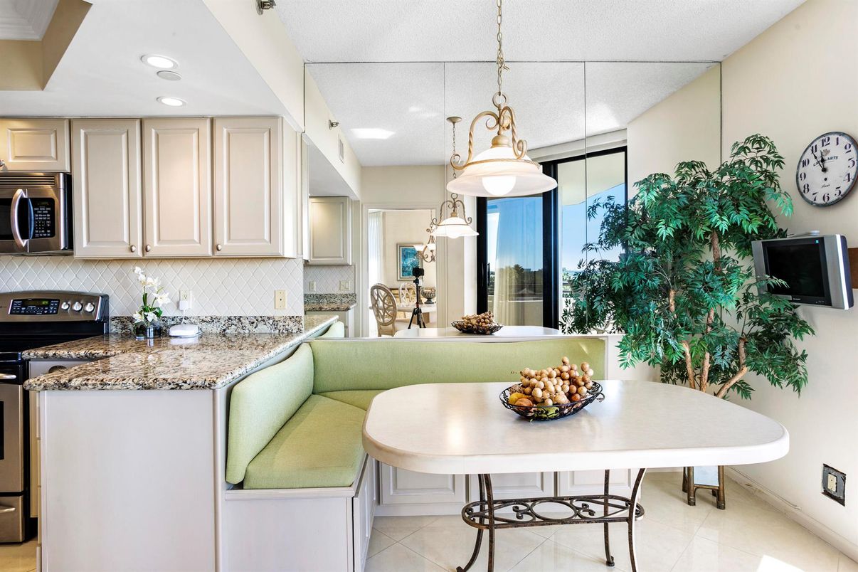 Dining room, Interior, Kitchen, Pendant Lights, Recessed Lighting