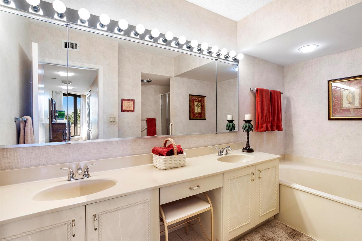 Bathroom, Dual Sink Vanities, Interior, Recessed Lighting