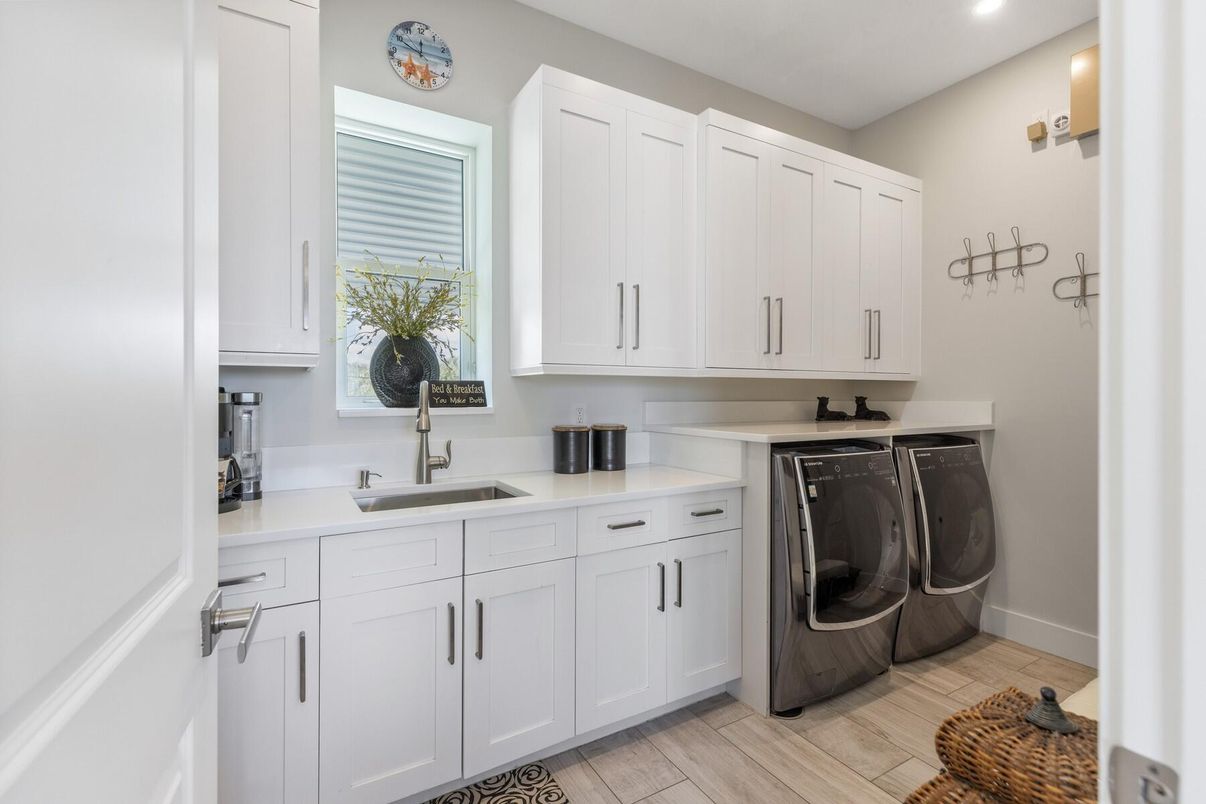Interior, Recessed Lighting, Washer, Wood Texture Flooring