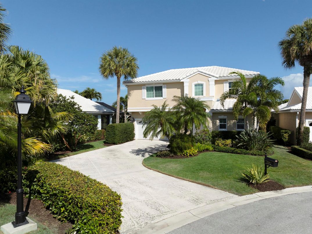 Attached, Exterior, Facade, Mediterranean