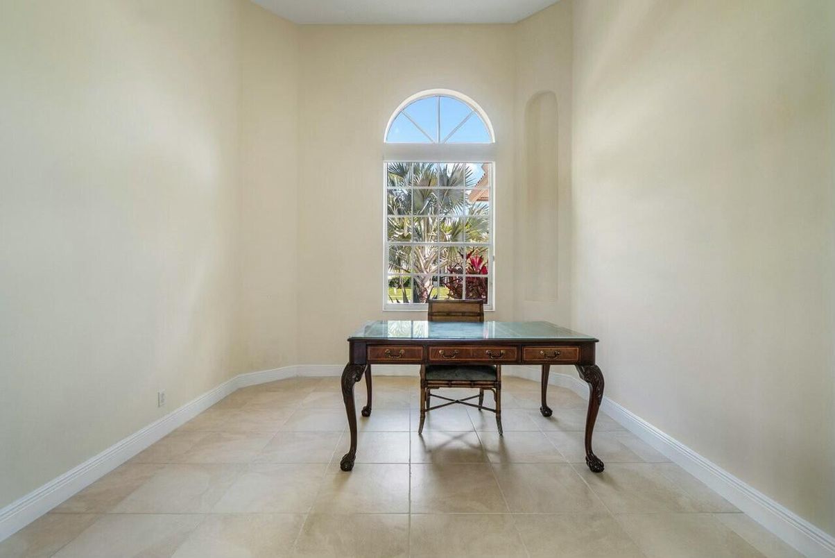 Home Office, Interior