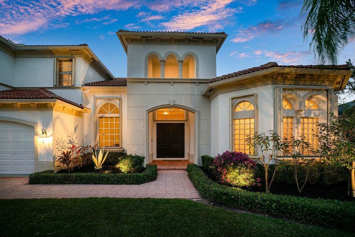 Attached, Exterior, Facade, Mediterranean