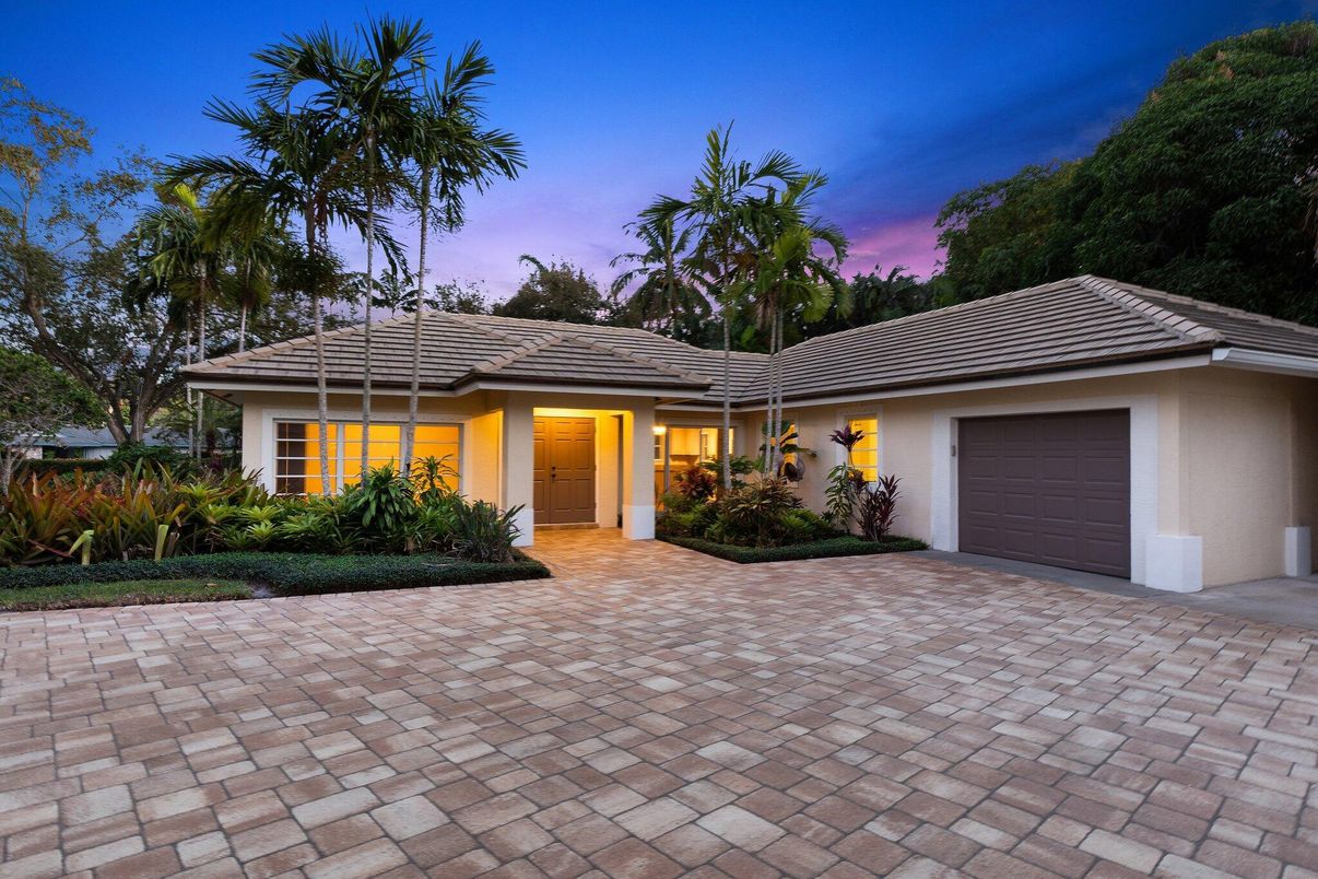 Attached, Exterior, Facade, Ranch