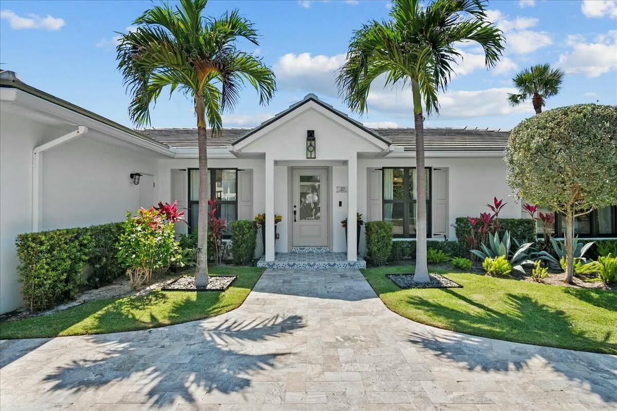 Exterior, Facade, Ranch