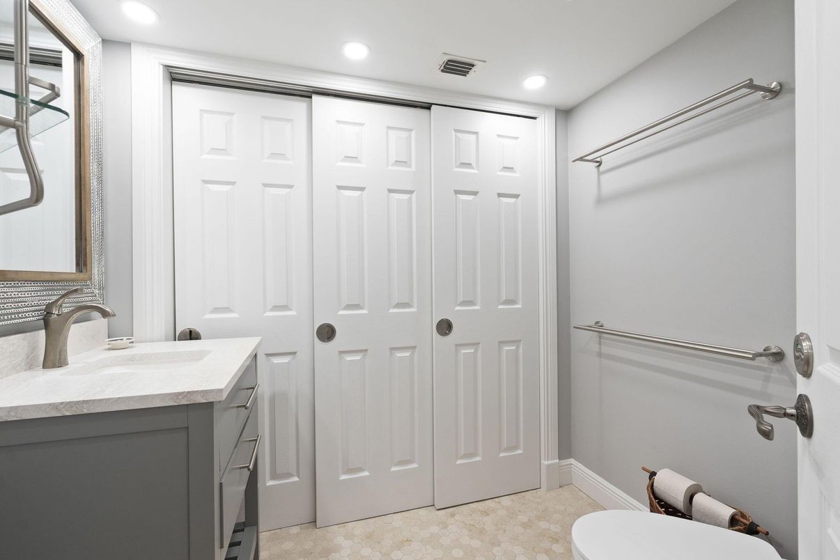Bathroom, Interior, Recessed Lighting