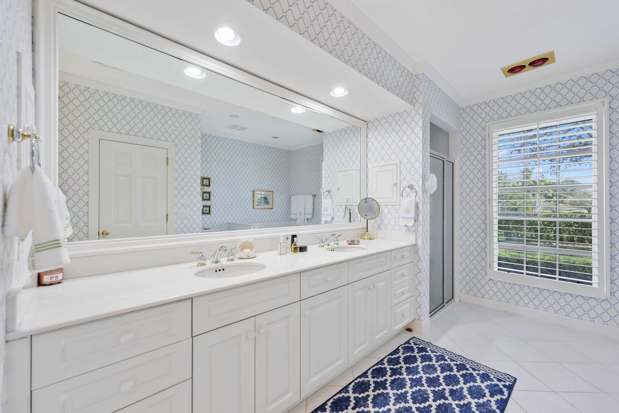 Bathroom, Dual Sink Vanities, Interior, Recessed Lighting