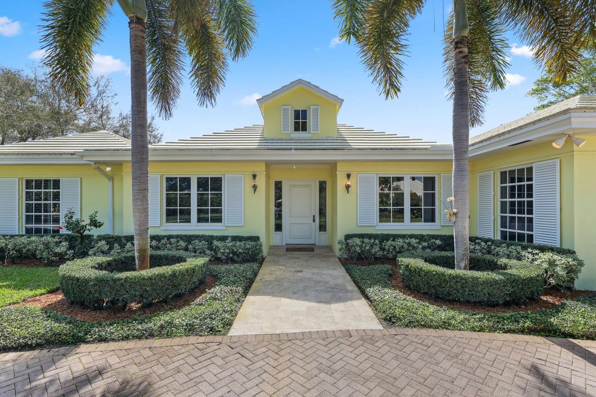 Exterior, Facade, Ranch