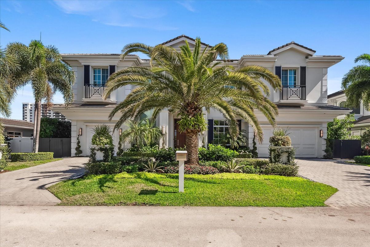 Attached, Exterior, Facade, Mediterranean