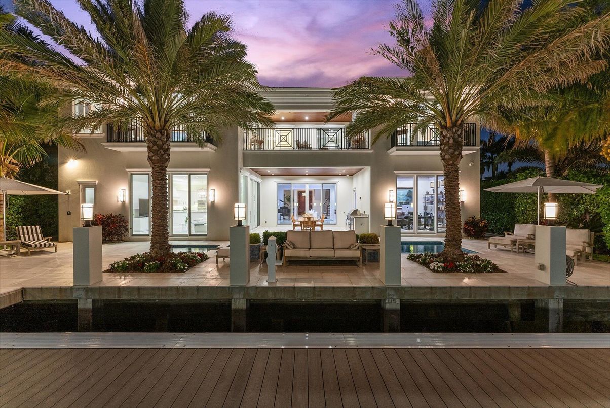 Exterior, Facade, Pool, Mediterranean
