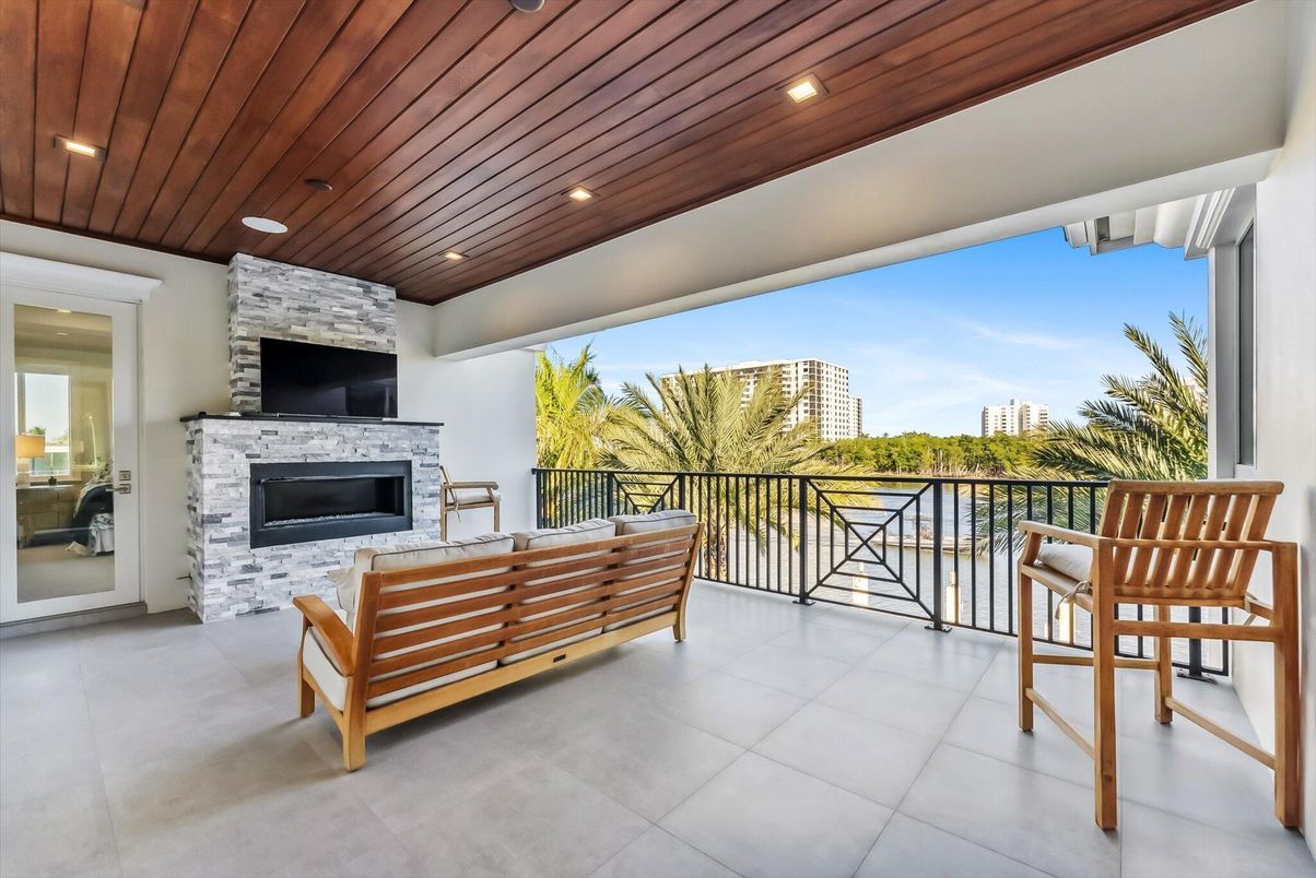 Exterior, Fireplace, Recessed Lighting