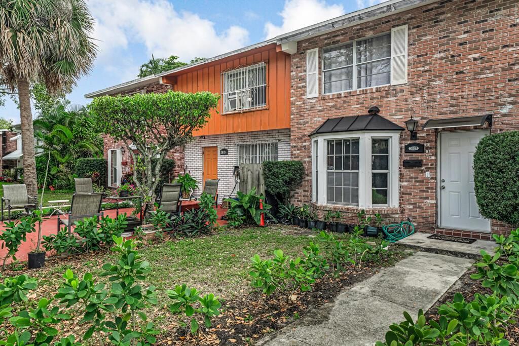 Exterior, Facade, Brick Facade, Rowhouse