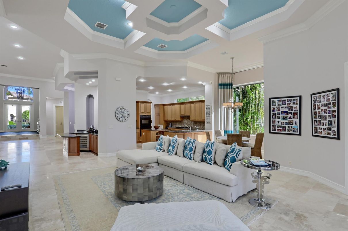 Dining room, Interior, Kitchen, Living room, Pendant Lights, Recessed Lighting, Stainless Steel Appliances