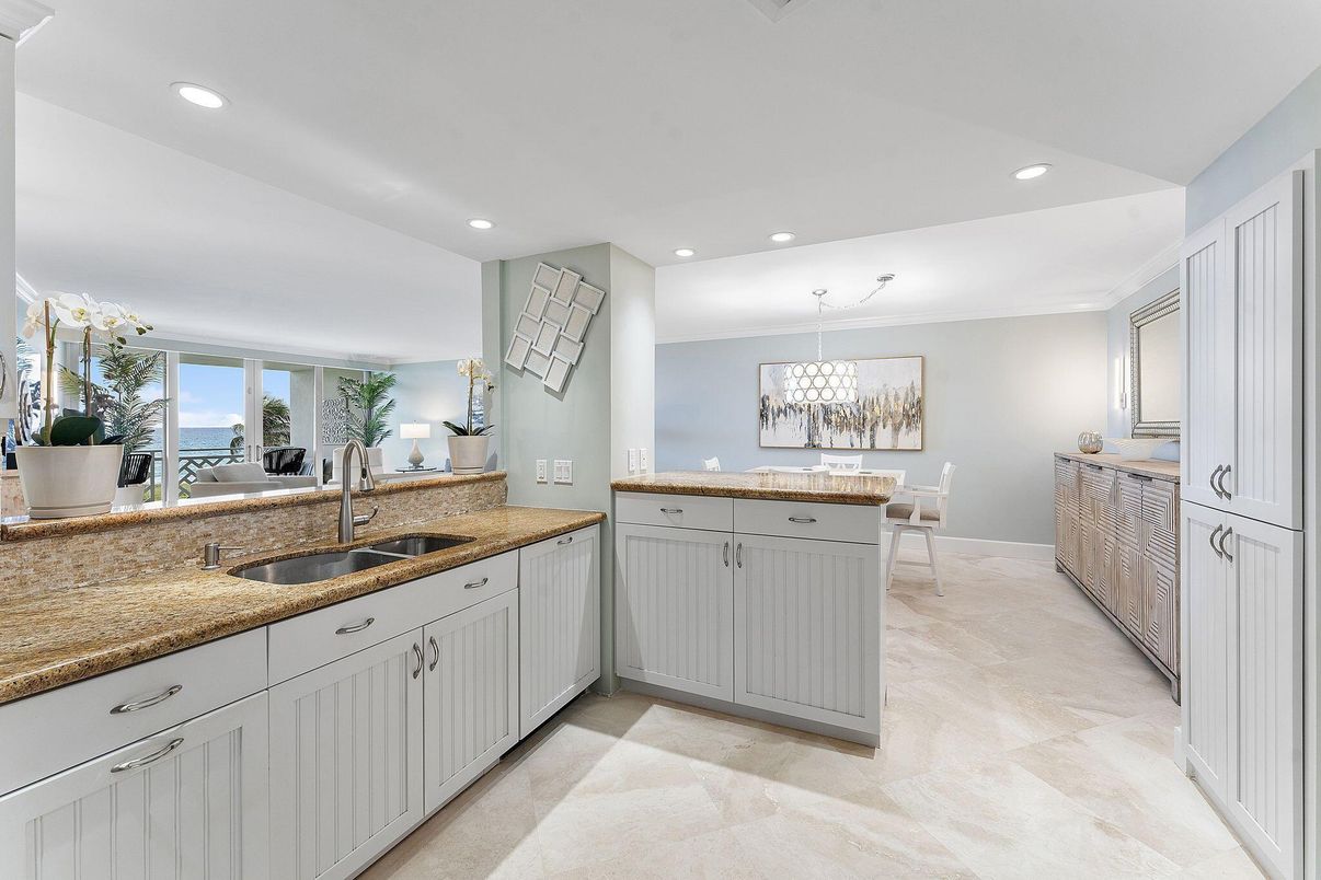 Chandelier, Dining room, Interior, Recessed Lighting, Water