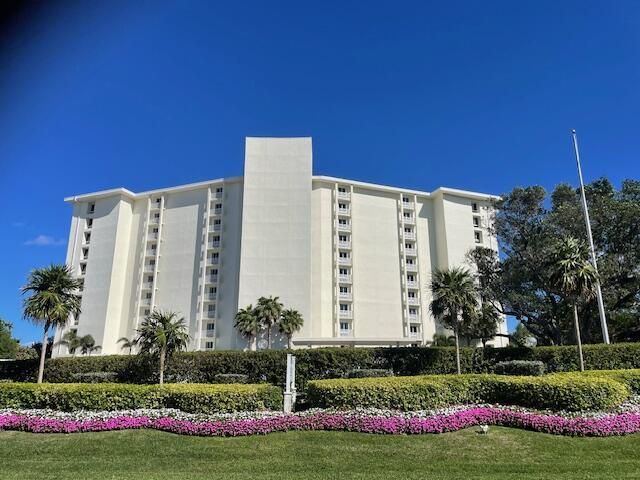Exterior, Facade, Condo Building