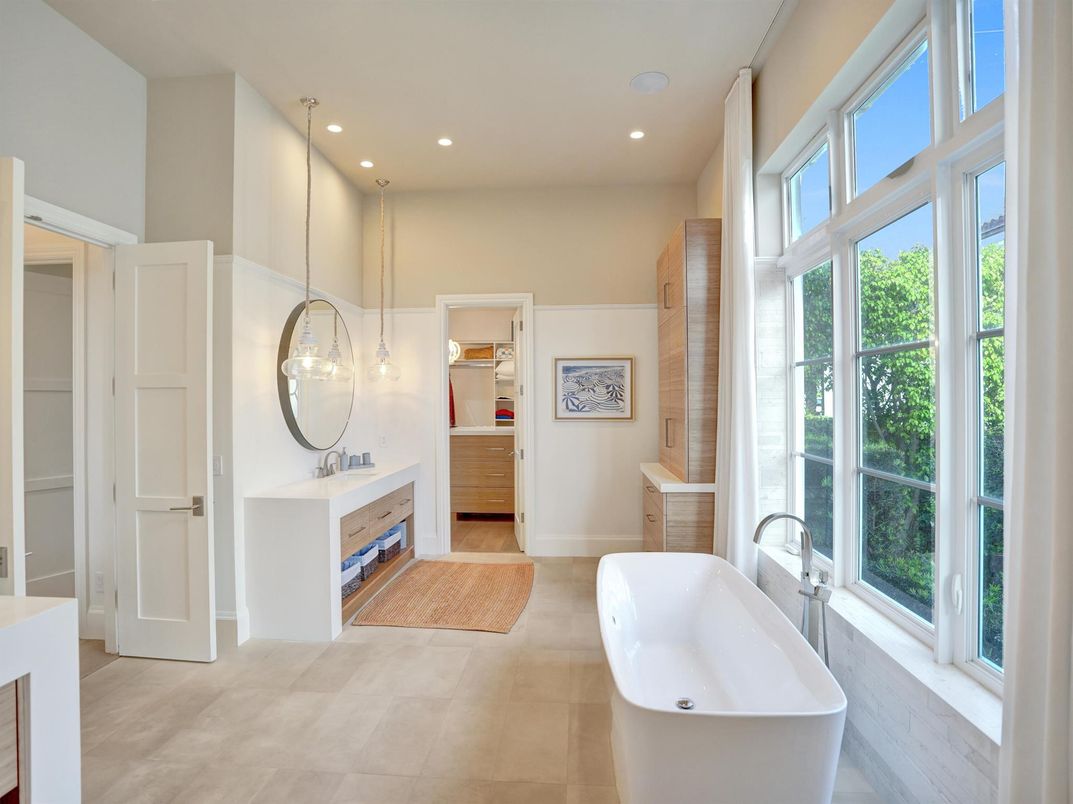 Bathroom, Free Standing Baths, Interior, Pendant Lights, Recessed Lighting