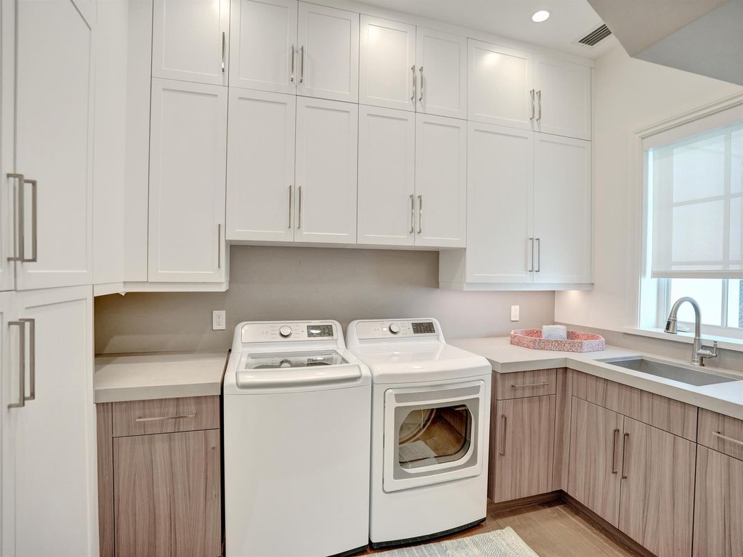 Interior, Recessed Lighting, Washer, Wood Texture Flooring