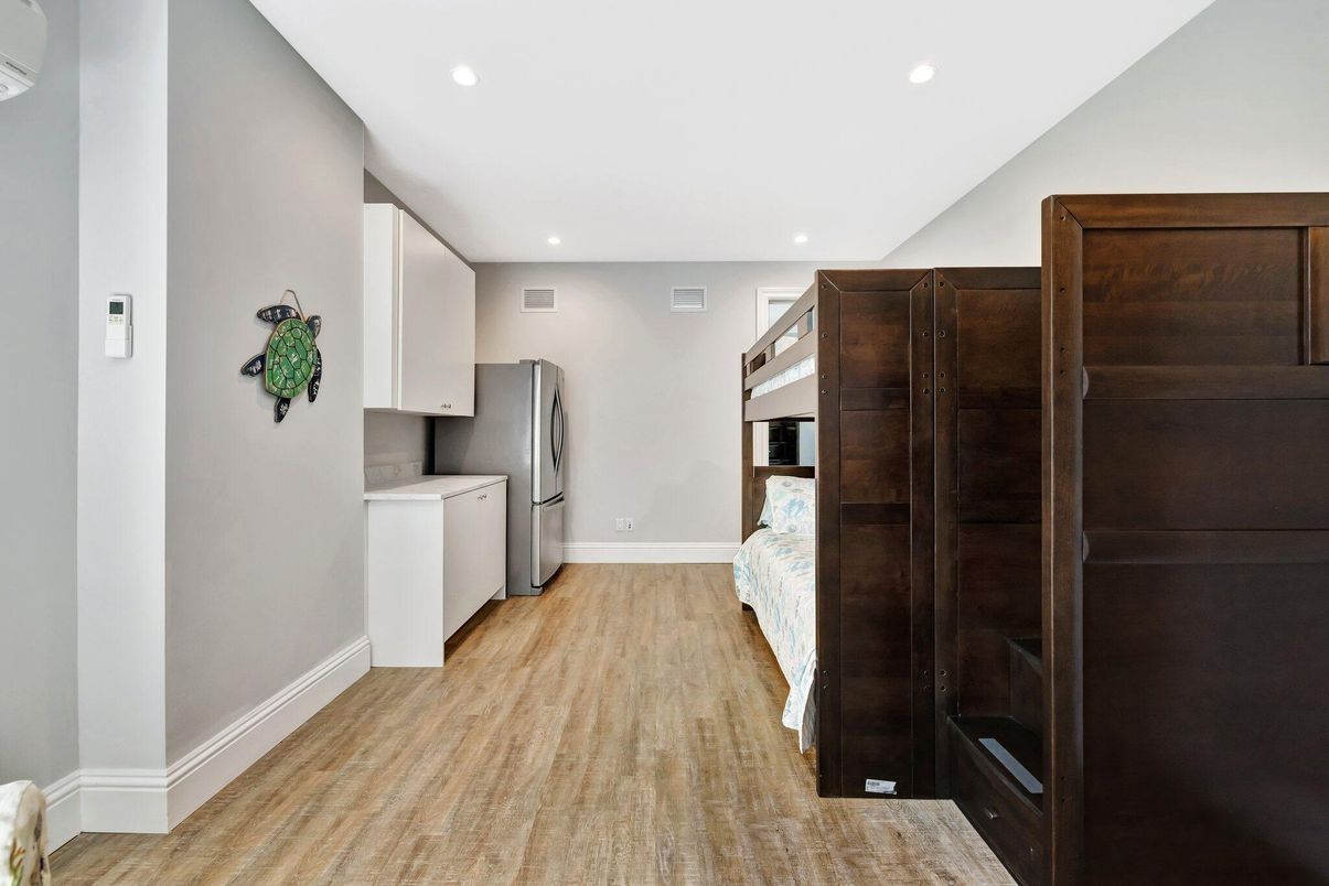 Interior, Recessed Lighting, Washer, Wood Texture Flooring