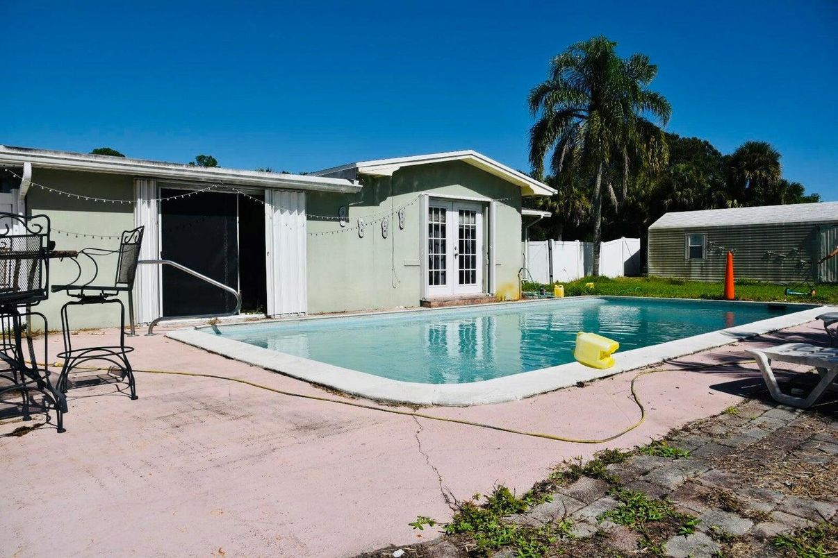 Exterior, Pool