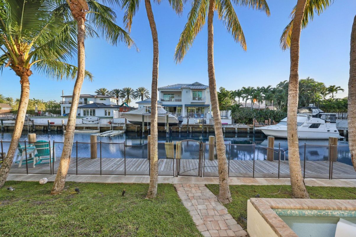 Exterior, Pool, Water
