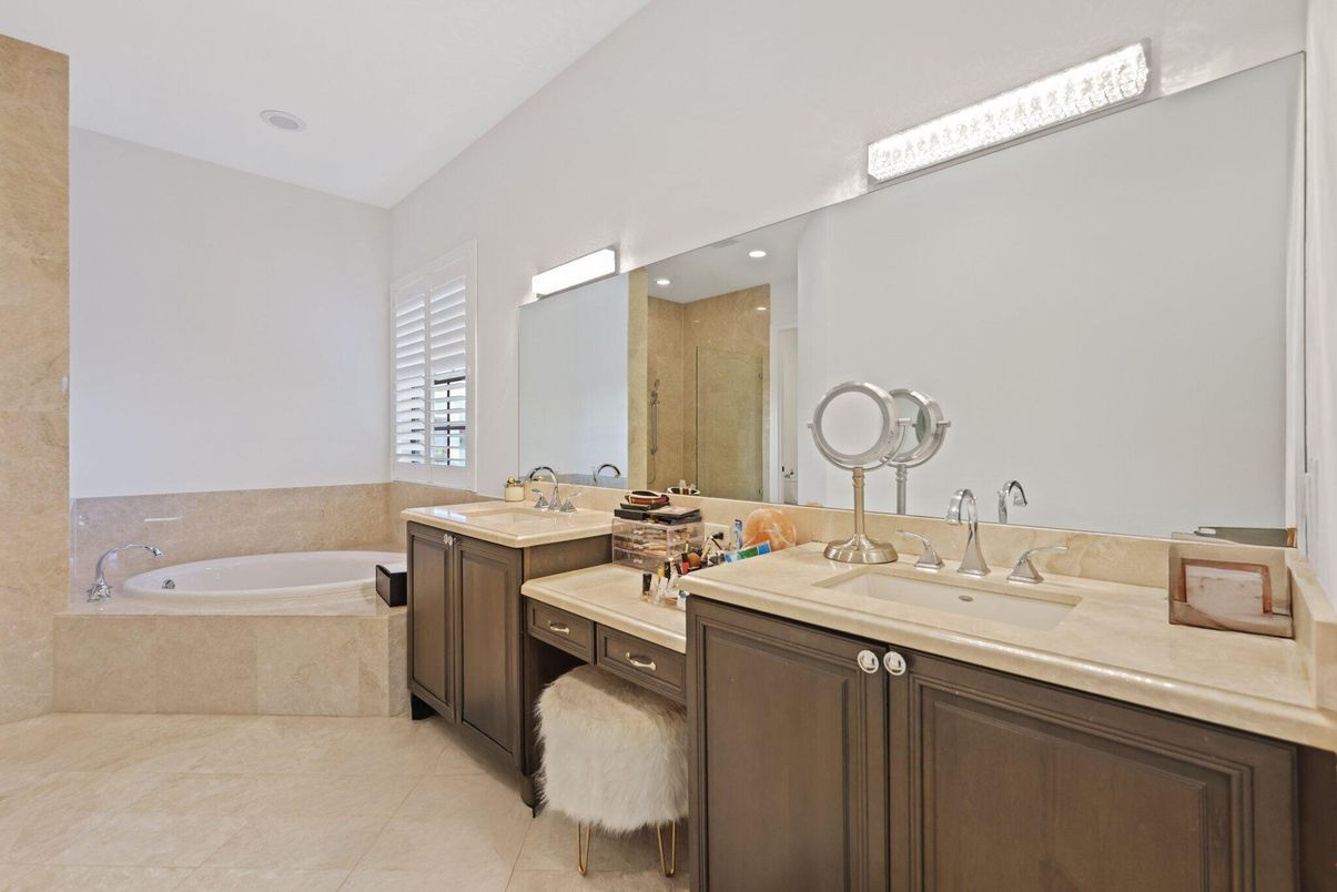 Bathroom, Dual Sink Vanities, Interior, Recessed Lighting