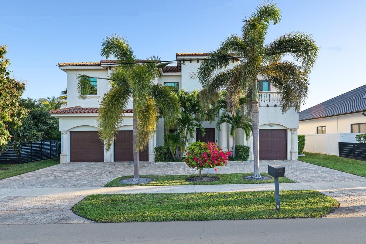 Attached, Exterior, Facade, Mediterranean
