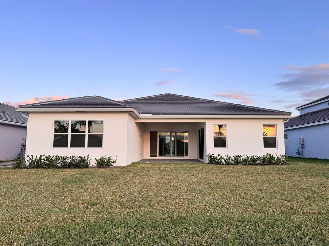 Backyard, Exterior, Facade, Ranch
