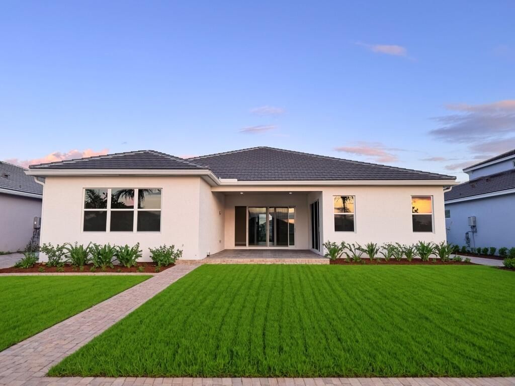 Backyard, Exterior, Facade, Ranch