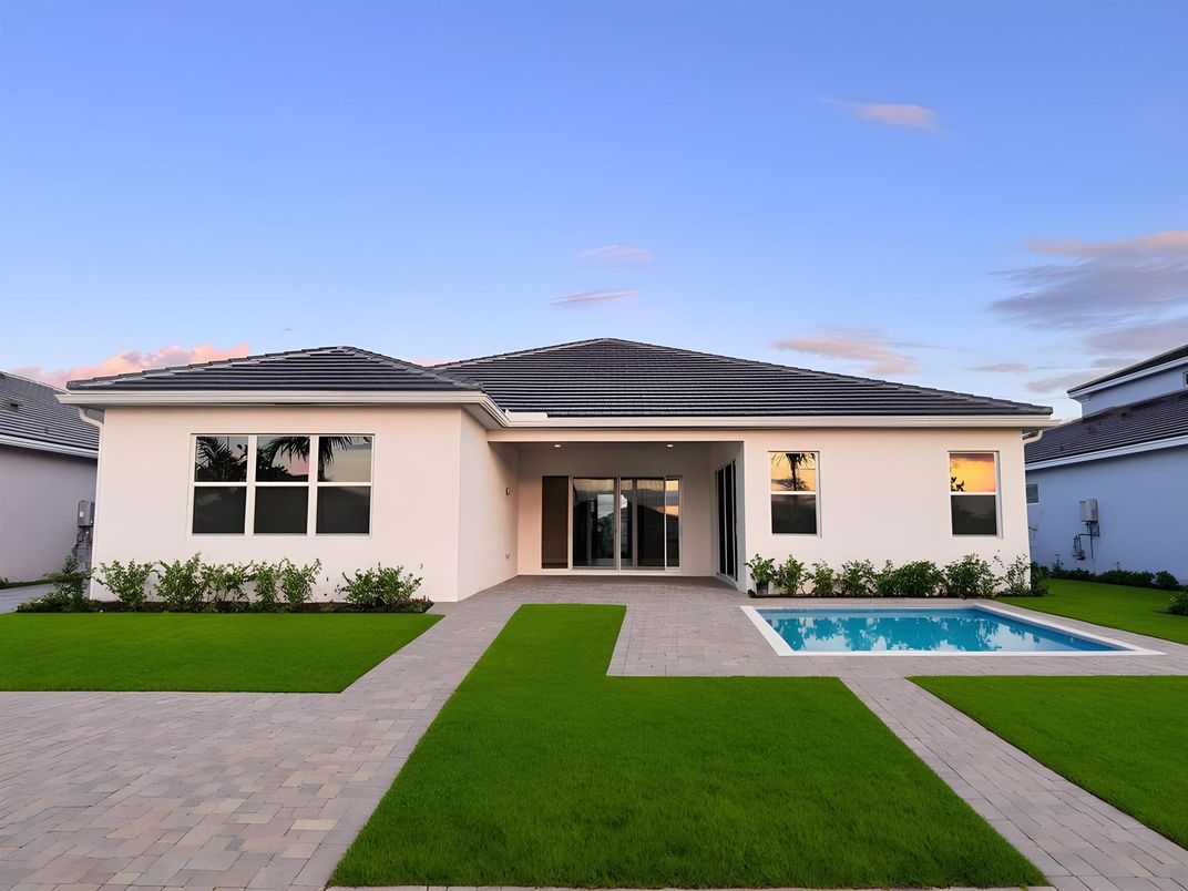 Exterior, Facade, Pool, Ranch