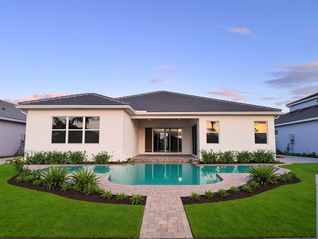 Backyard, Exterior, Facade, Pool, Ranch