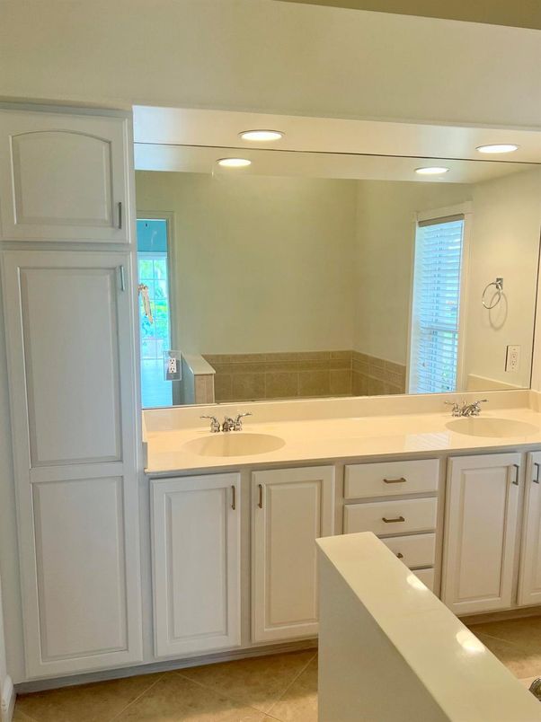 Bathroom, Dual Sink Vanities, Interior, Recessed Lighting