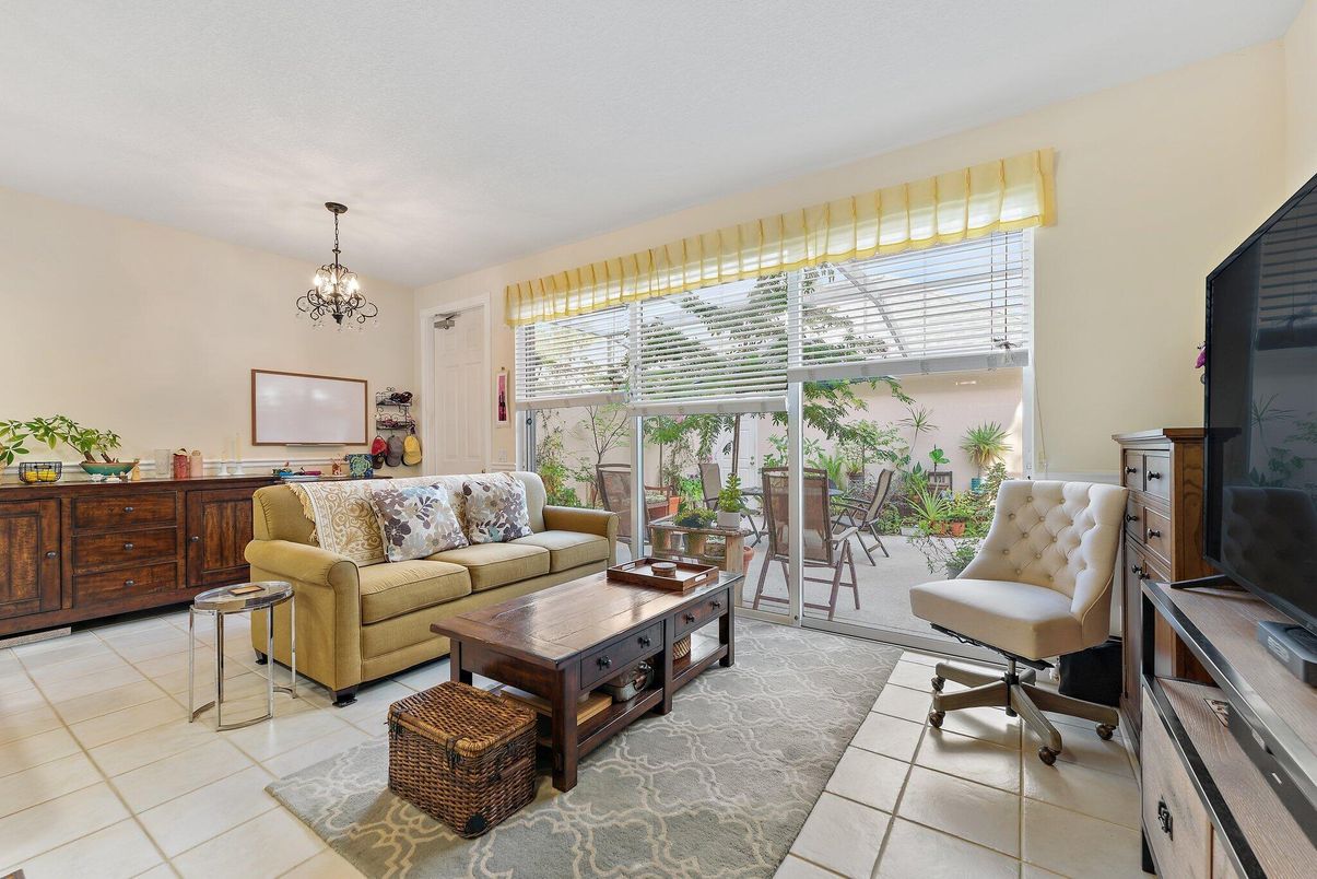 Chandelier, Interior, Living room