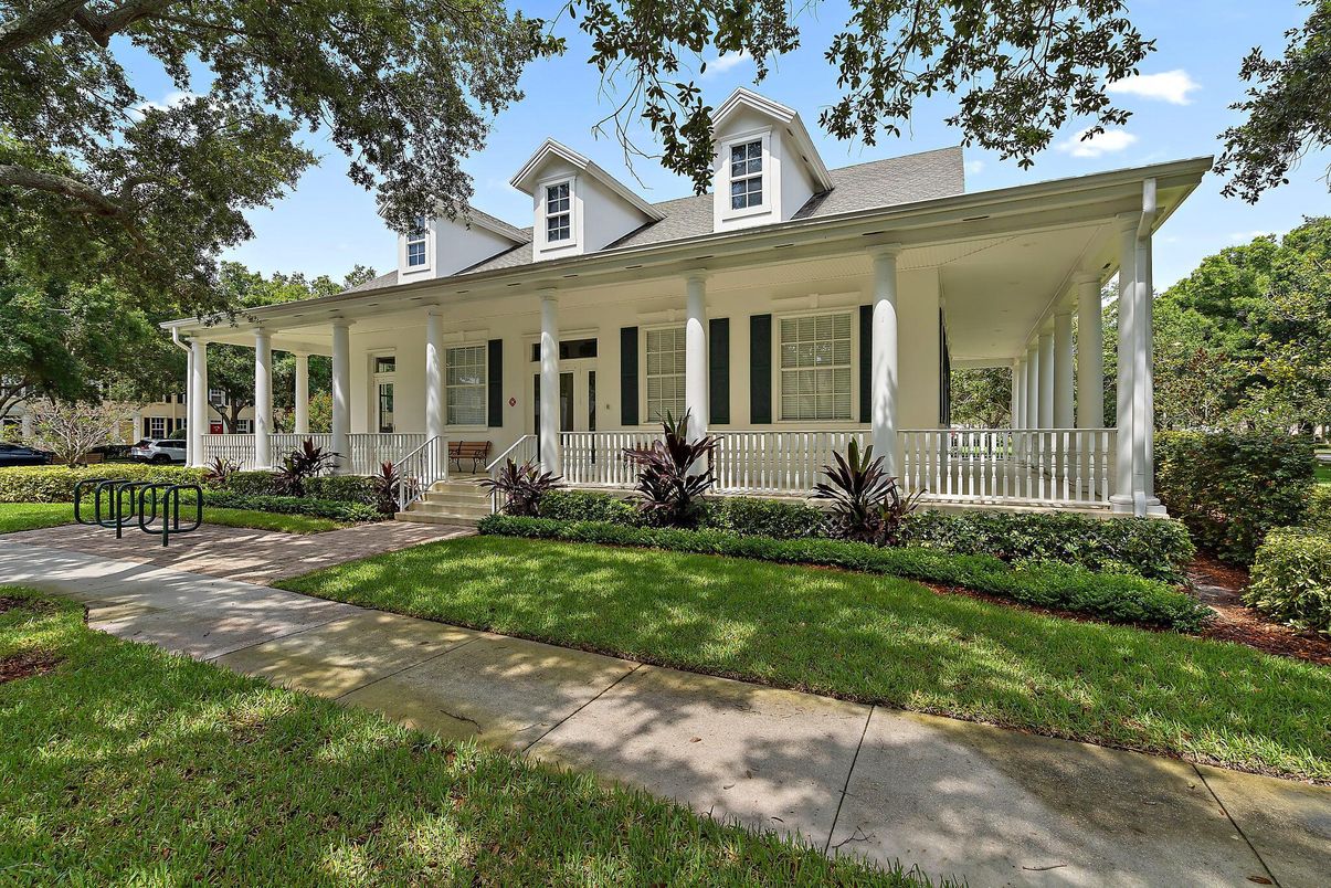 Exterior, Facade, Ranch