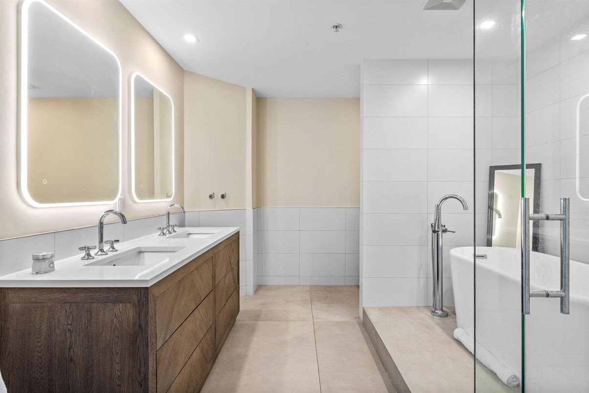Bathroom, Dual Sink Vanities, Interior, Recessed Lighting