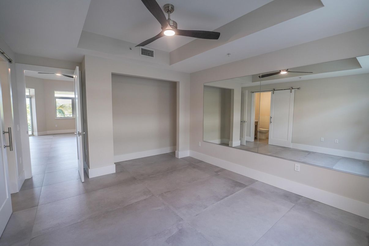 Empty room, Interior