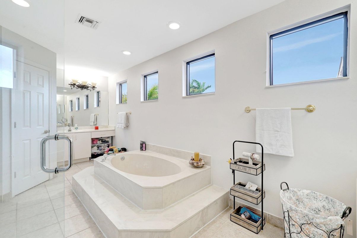 Bathroom, Interior, Recessed Lighting