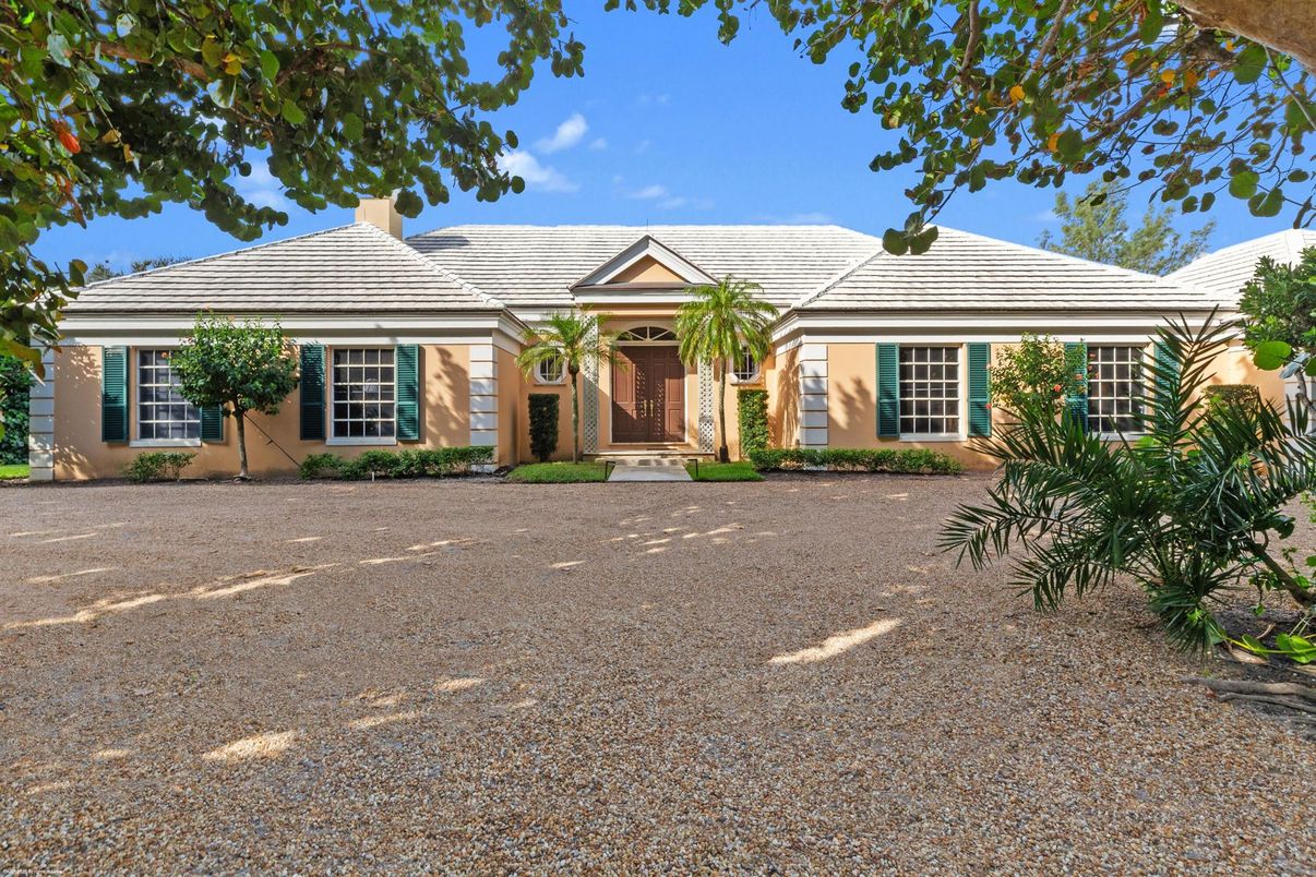 Exterior, Facade, Ranch
