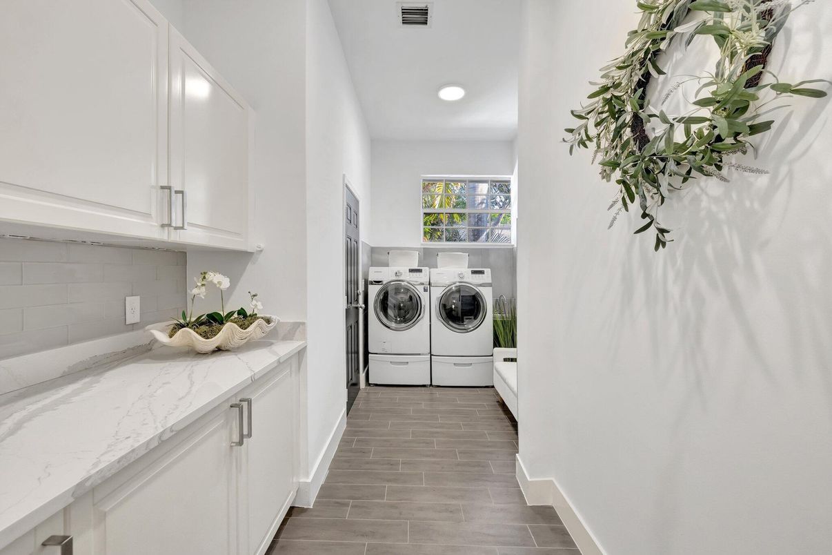 Interior, Recessed Lighting, Washer, Wood Texture Flooring