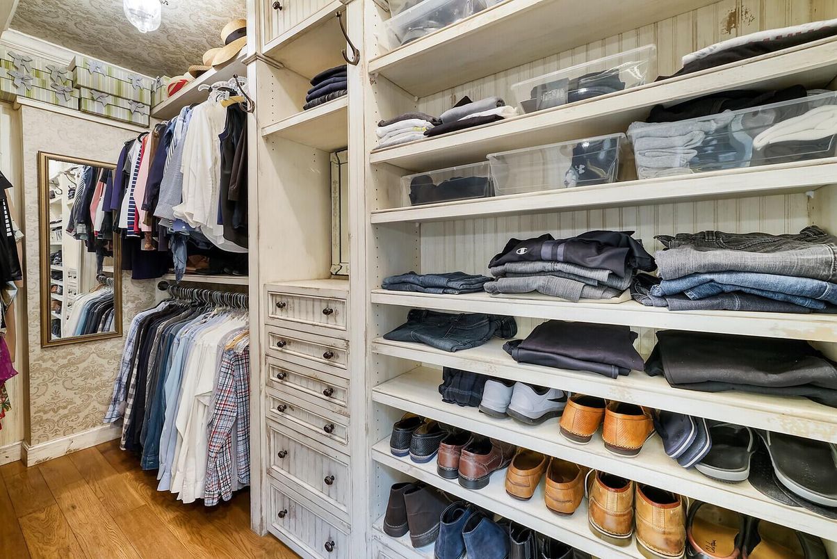 Interior, Walk-in Closets, Wood Texture Flooring