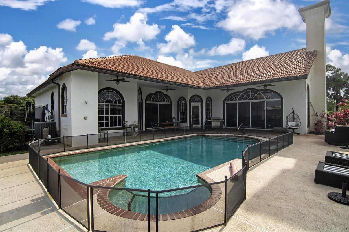Exterior, Pool