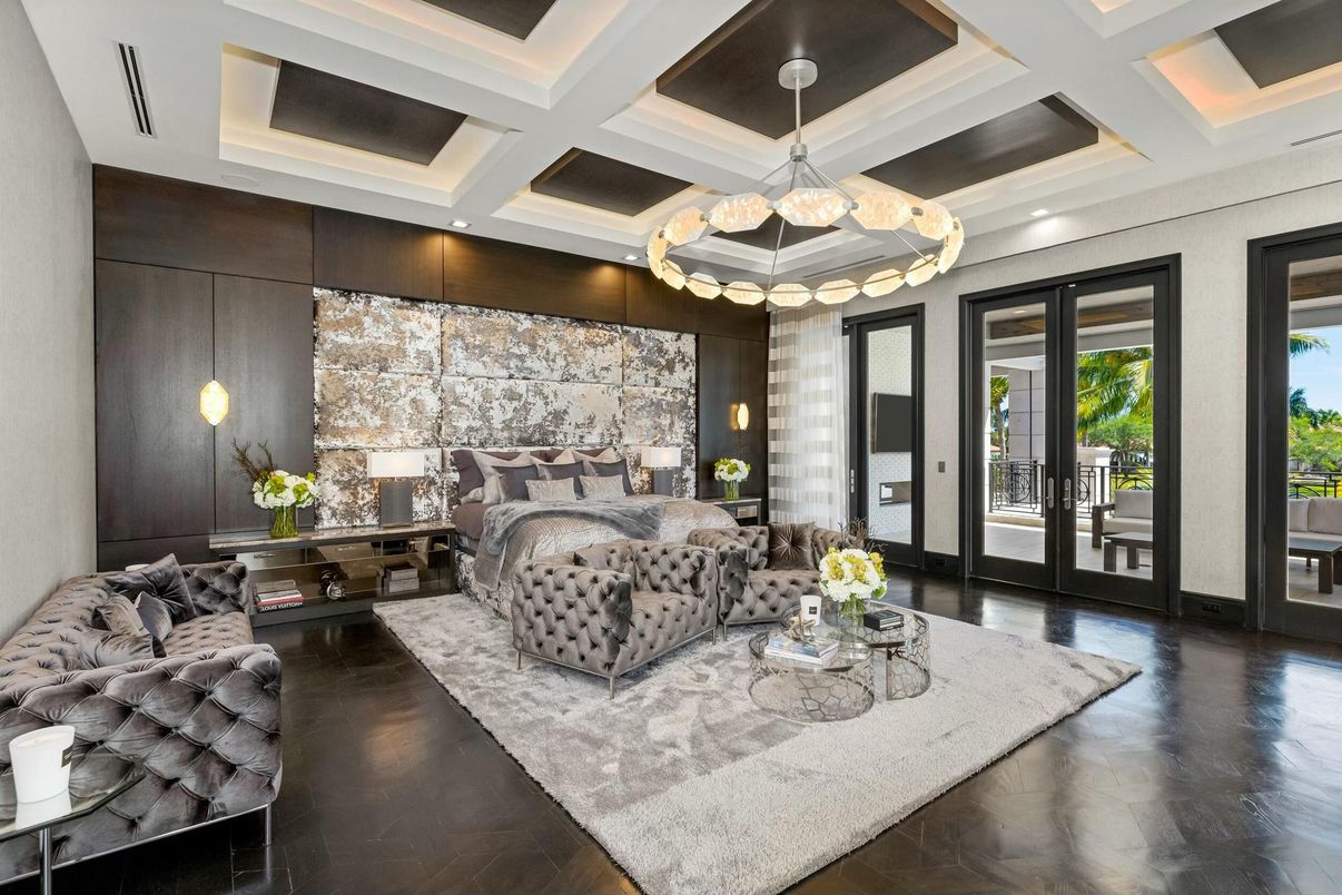 Interior, Living room, Pendant Lights, Recessed Lighting, Wood Texture Flooring