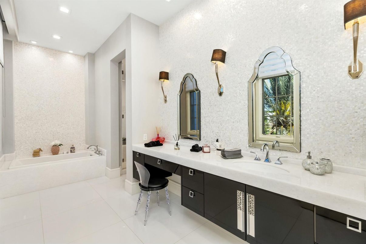 Bathroom, Dual Sink Vanities, Interior, Recessed Lighting