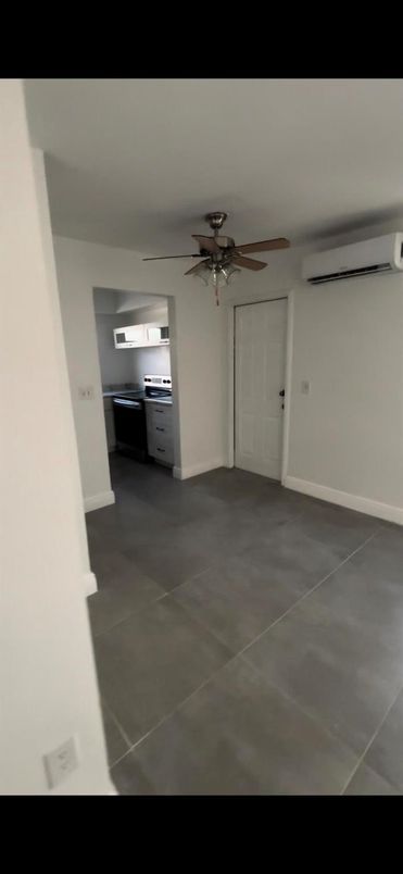 Empty room, Interior