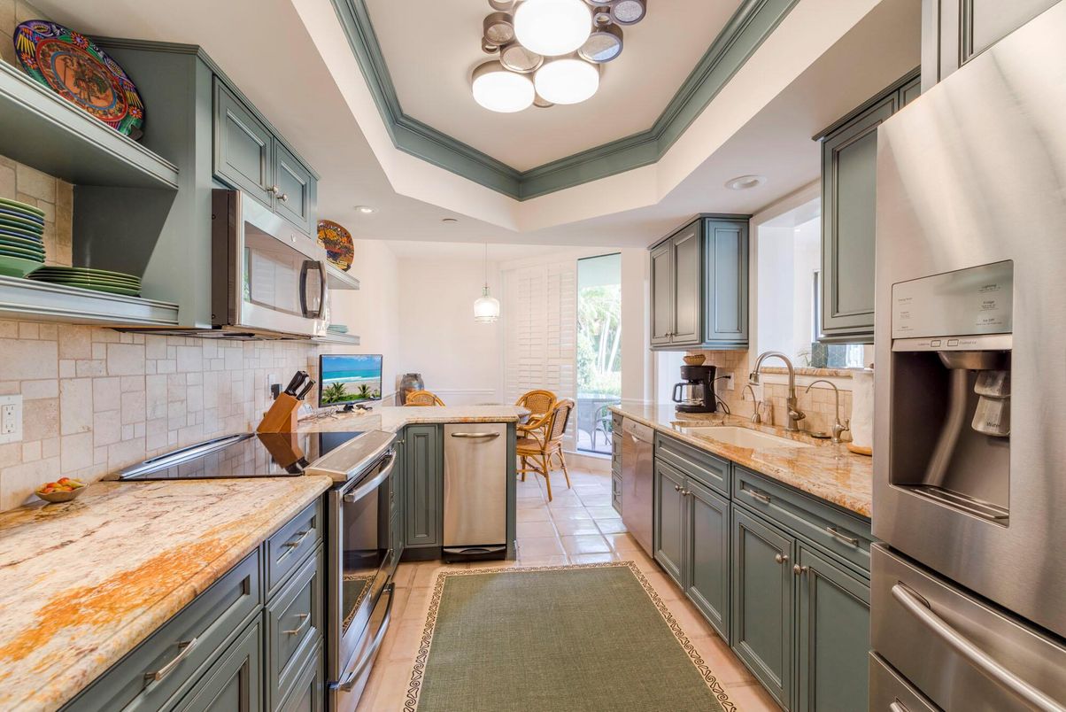 Dining room, Interior, Kitchen, Pendant Lights, Recessed Lighting, Stainless Steel Appliances