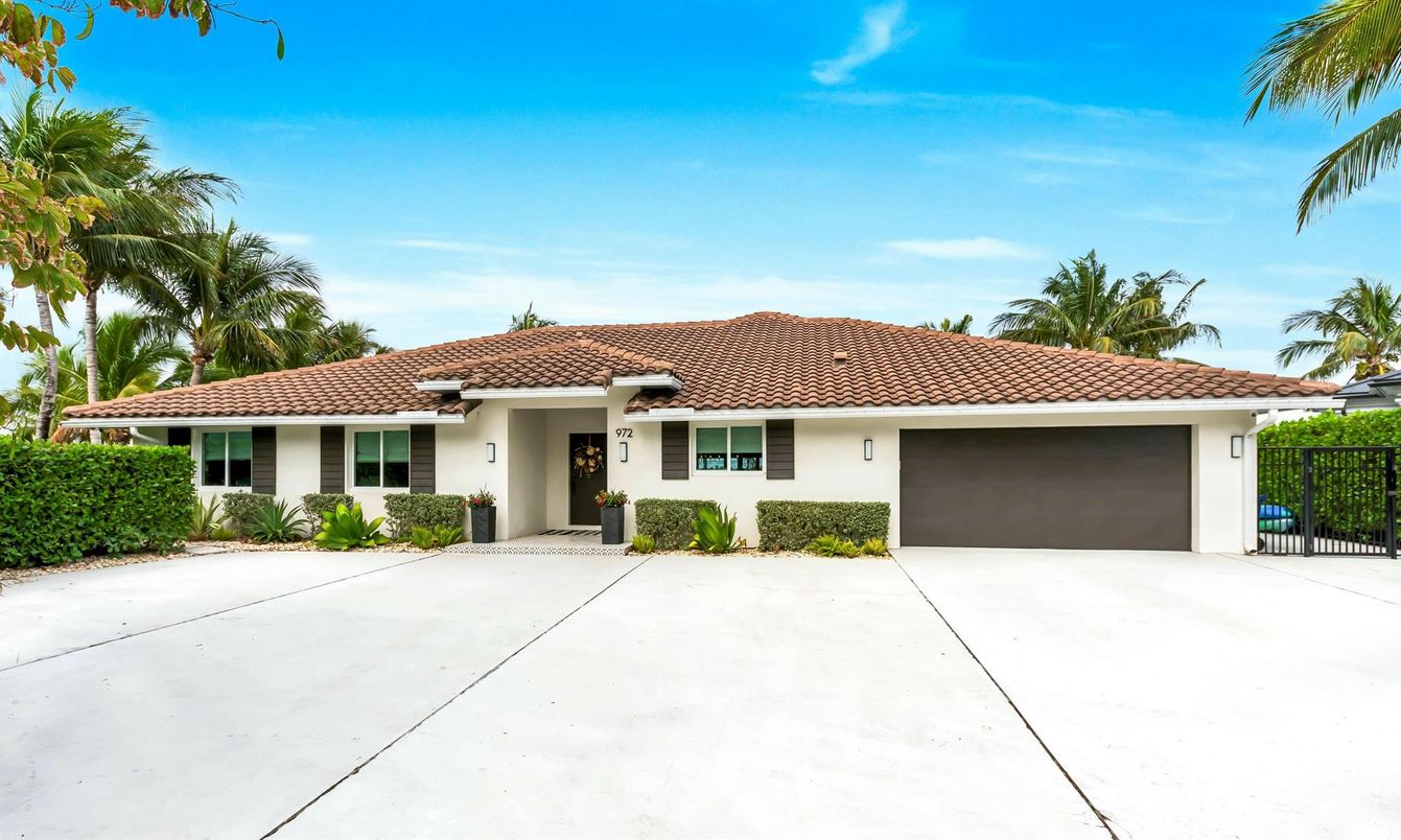 Attached, Exterior, Facade, Mediterranean