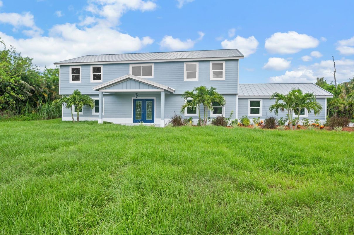 Backyard, Exterior, Facade, Raised Ranch