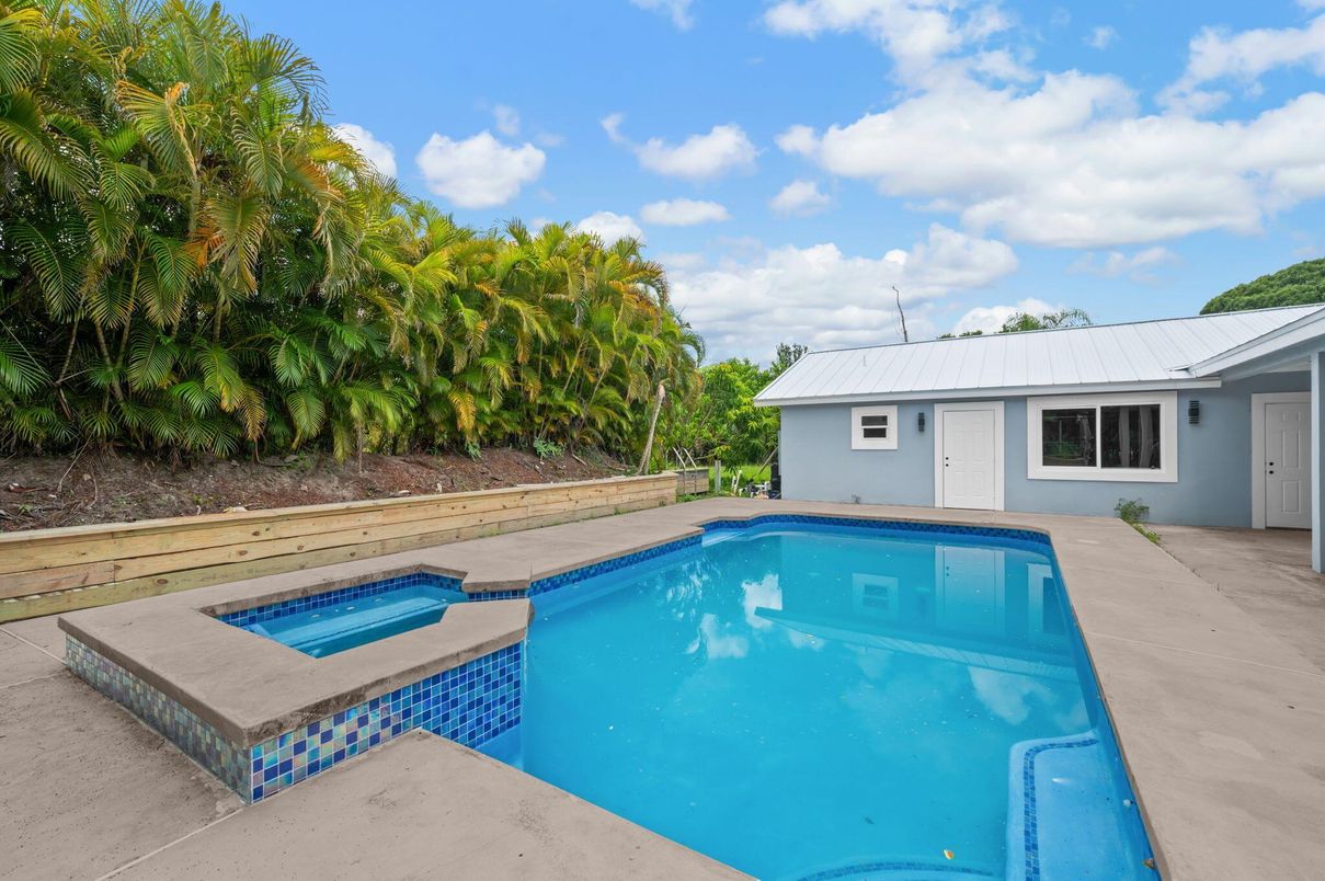 Exterior, Pool