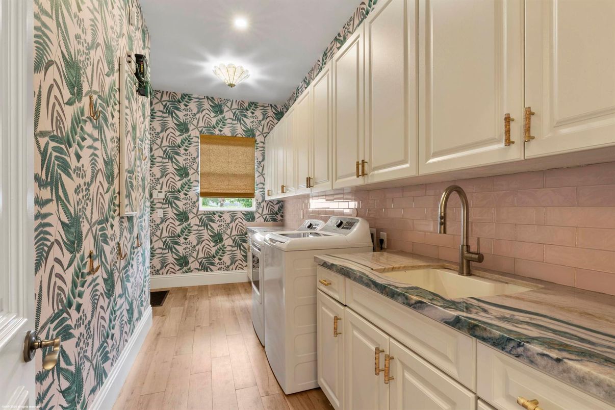 Interior, Recessed Lighting, Washer, Wood Texture Flooring