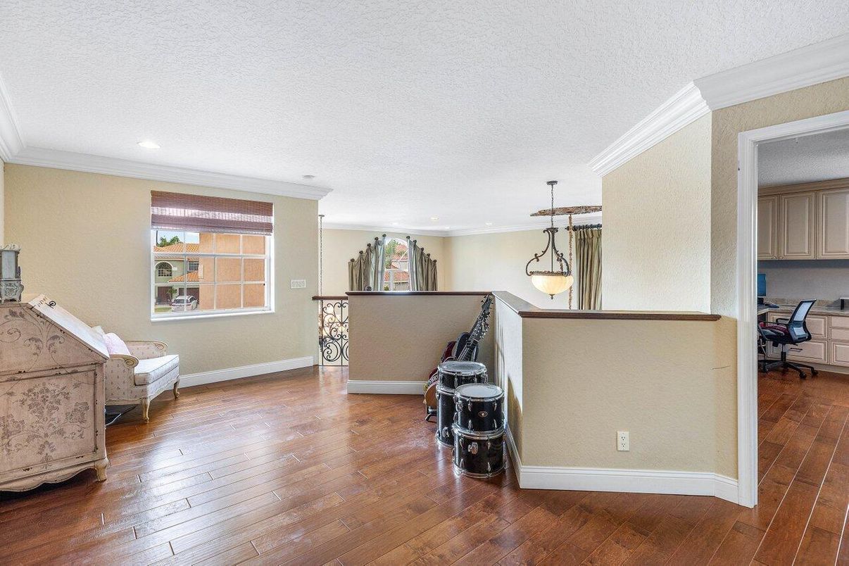 Interior, Pendant Lights, Recessed Lighting, Wood Texture Flooring