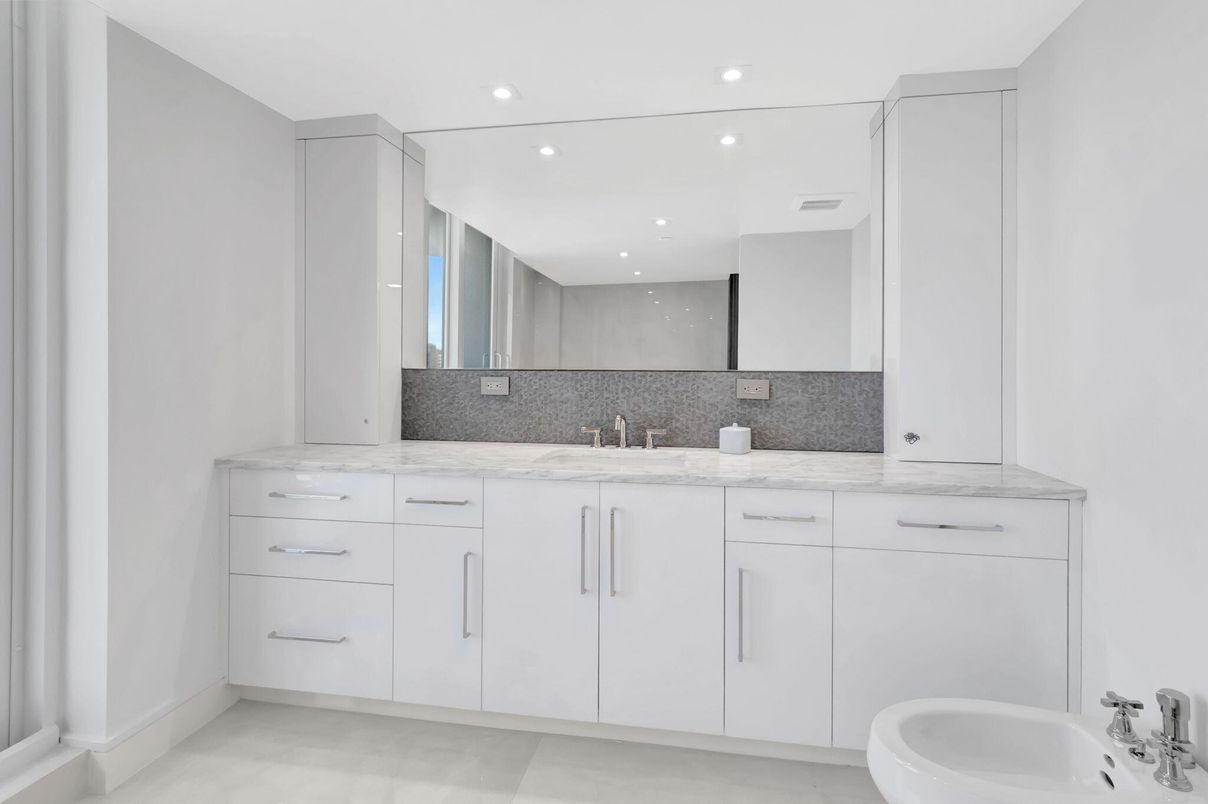 Bathroom, Dual Sink Vanities, Interior, Recessed Lighting