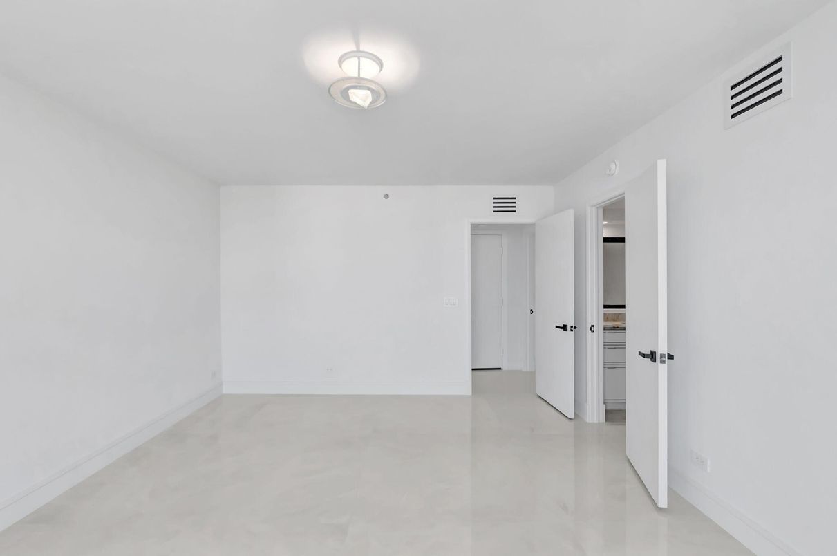 Empty room, Interior